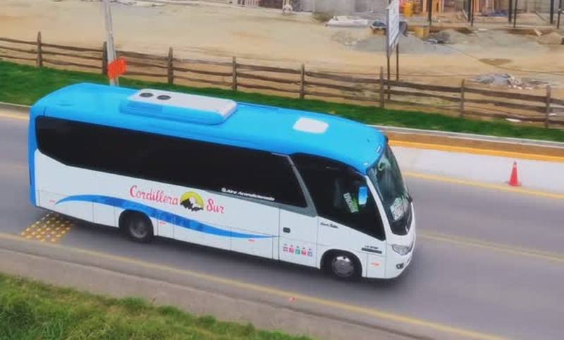 Bus blanco y celeste de Cordillera Sur en carretera